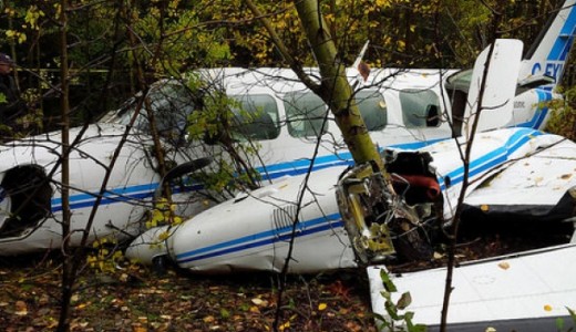 No one was seriously hurt in the crash of a Navajo in Thompson, Manitoba.